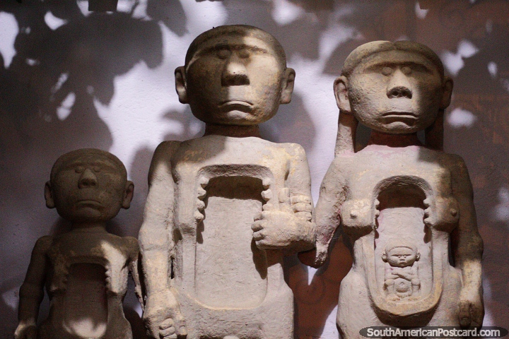 Familia de figuras de cemento, hombre, mujer y nio - Casa Museo Luis Alberto Acua, Villa de Leyva. (720x480px). Colombia, Sudamerica.