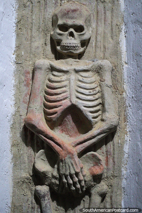 No o museu de fssil, um esqueleto concreto pelo artista Luis Alberto Acuna em Villa de Leyva. (480x720px). Colmbia, Amrica do Sul.