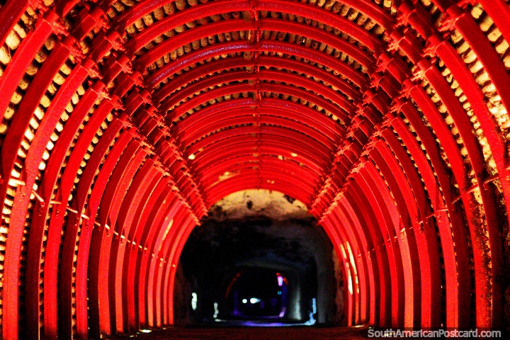 O grande túnel vermelho para entrar na Catedral de Sal assombrosa em Zipaquira. (720x480px). Colômbia, América do Sul.