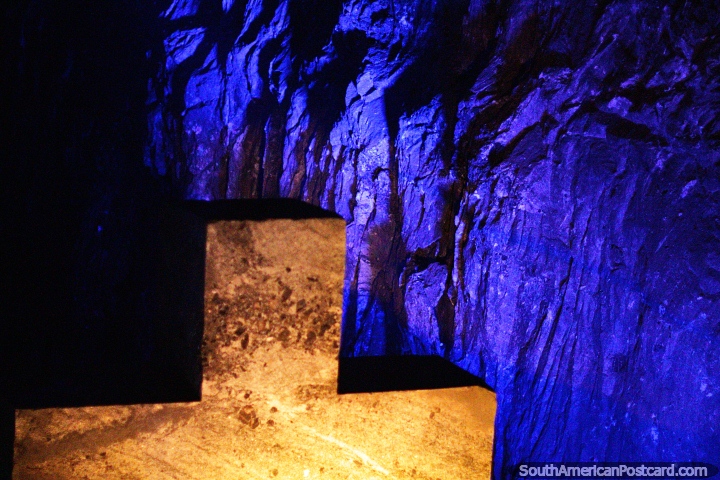 Sal de roca conocida como halita, cámara de la cruz en la Catedral de Sal en Zipaquirá. (720x480px). Colombia, Sudamerica.