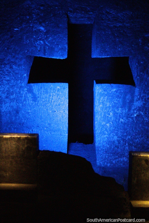 Las luces siempre cambian de color durante el viaje subterráneo en la Catedral de Sal de Zipaquirá. (480x720px). Colombia, Sudamerica.