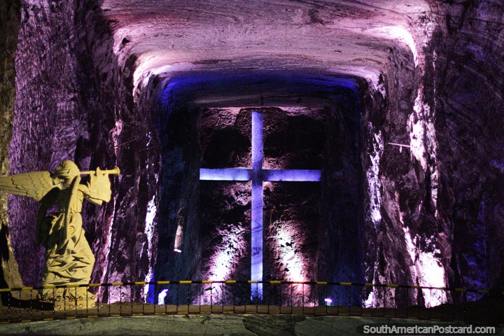 O balcão tomou banho na luz purpúrea na Catedral de Sal em Zipaquira. (720x480px). Colômbia, América do Sul.
