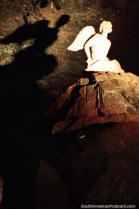 Sombra do anjo que frequenta em cima da grande rocha na Catedral de Sal, Zipaquira. (480x720px). Colômbia, América do Sul.