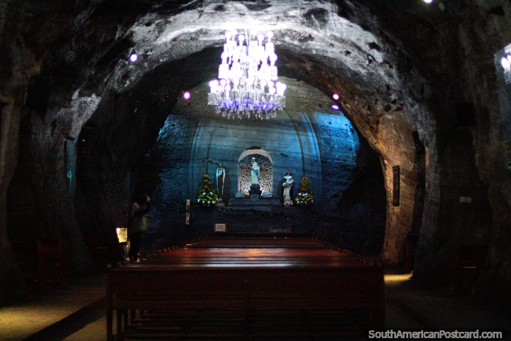 Pequena capela ao lado da câmara principal na Catedral de Sal em Zipaquira. (720x480px). Colômbia, América do Sul.