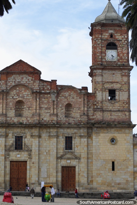 A igreja de pedra na praça pública principal em Zipaquira, não a Catedral de Sal! (480x720px). Colômbia, América do Sul.