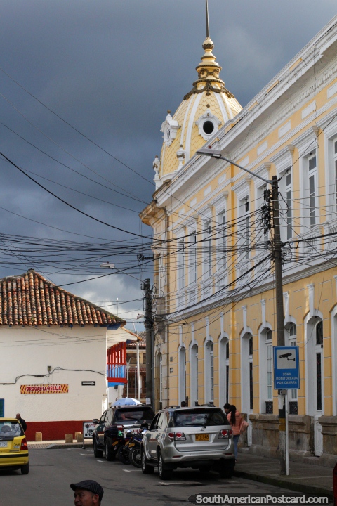 Cúpula amarela na esquina junto da igreja na praça pública em Zipaquira. (480x720px). Colômbia, América do Sul.