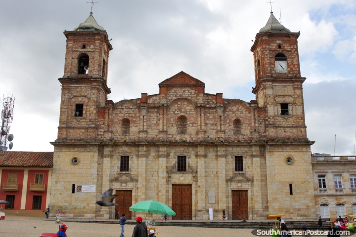 A grande igreja de pedra com relógio e torres de sino na praça pública principal em Zipaquira. (720x480px). Colômbia, América do Sul.