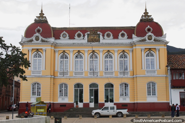 Ayuntamiento en Zipaquirá, edificio histórico del gobierno en la plaza principal. (720x480px). Colombia, Sudamerica.