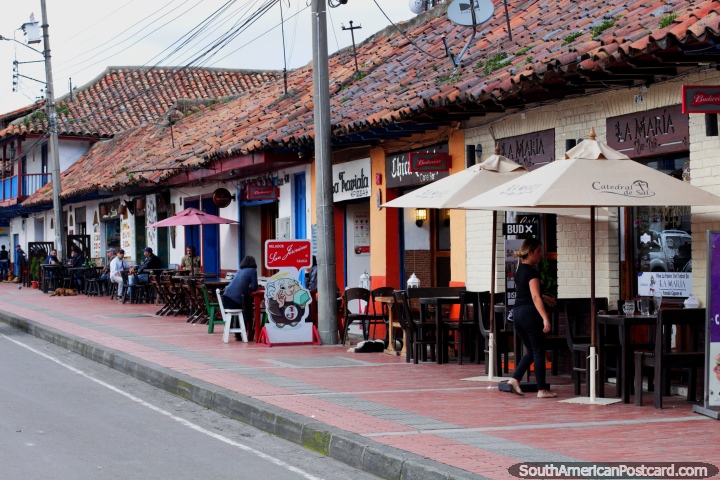 Restaurantes, bares y cafeteras rodean la Plaza de la Independencia en Zipaquir, el lugar para comer! (720x480px). Colombia, Sudamerica.