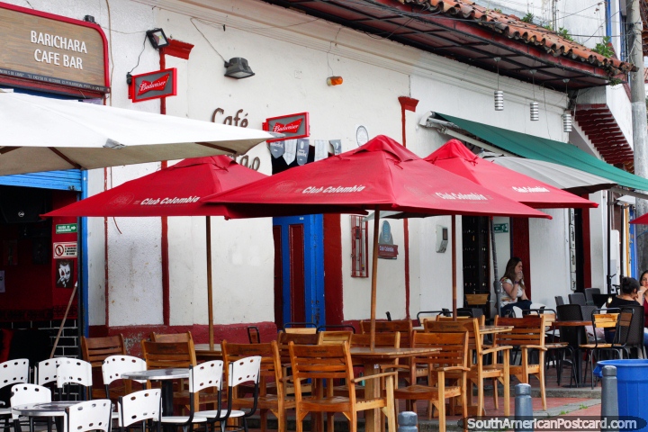 Sente-se a uma mesa fora na rua para comer em Praa da Independncia em Zipaquira. (720x480px). Colmbia, Amrica do Sul.