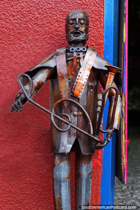 Homem com uma trompa criada fora de partes de metal de sucata, arte em Zipaquira. (480x720px). Colômbia, América do Sul.