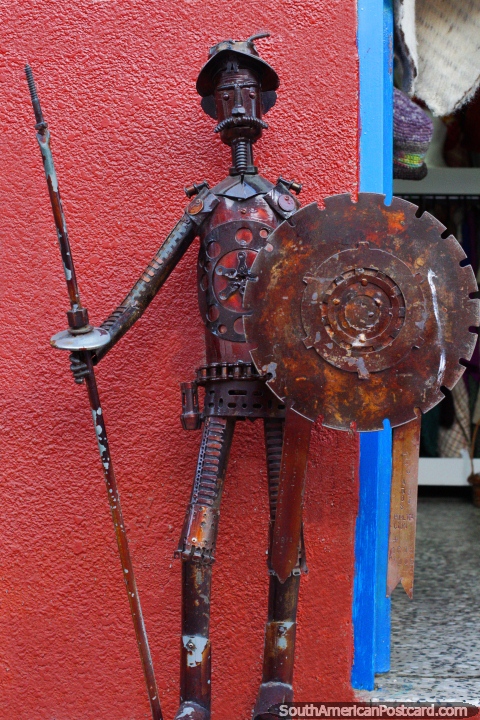 Outro homem de metal de sucata com uma espada e escudo, arte em Zipaquira. (480x720px). Colmbia, Amrica do Sul.