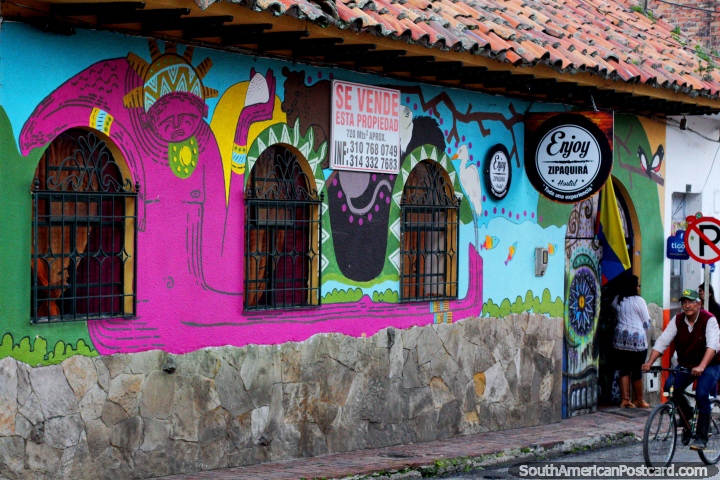 Mural colorido em uma fachada de albergue em Zipaquira, acomodação de cidade central. (720x480px). Colômbia, América do Sul.
