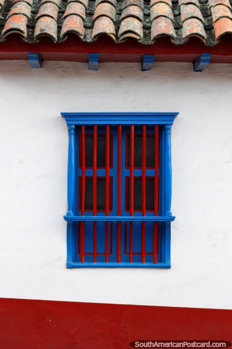 Janela azul e vermelha, uma parede branca, as ruas de Zipaquira. (480x720px). Colômbia, América do Sul.