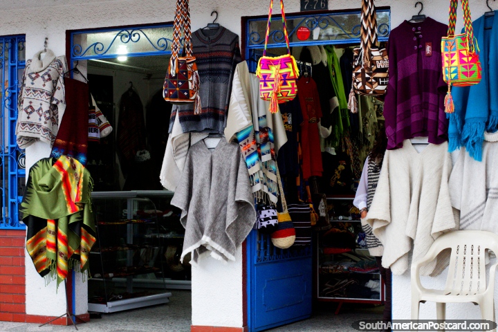 Xales, bolsas e vestindo para o tempo frio ao norte de Bogotá de venda em Zipaquira. (720x480px). Colômbia, América do Sul.