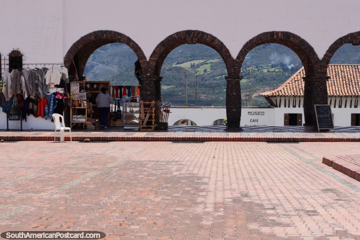 Série de arcadas em volta da praça pública que vende xales lanosos e ofïcios em Guatavita. (720x480px). Colômbia, América do Sul.