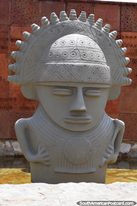 Monumento as pessoas de Muisca e cultura, um Deus indïgena em Guatavita - Praça la Cacica. (480x720px). Colômbia, América do Sul.