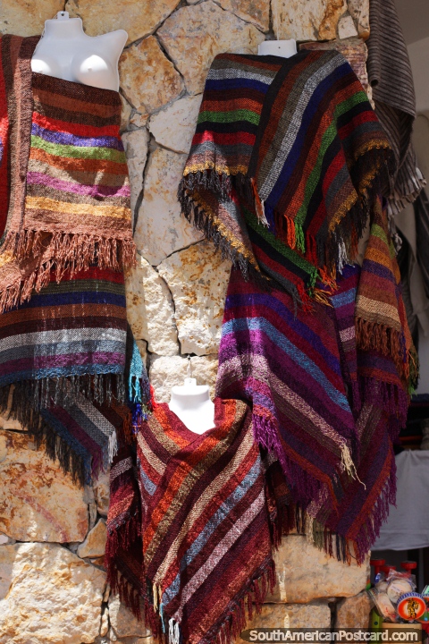 Xales de algodão mais finos de tempo mais quente de venda em Guatavita. (480x720px). Colômbia, América do Sul.