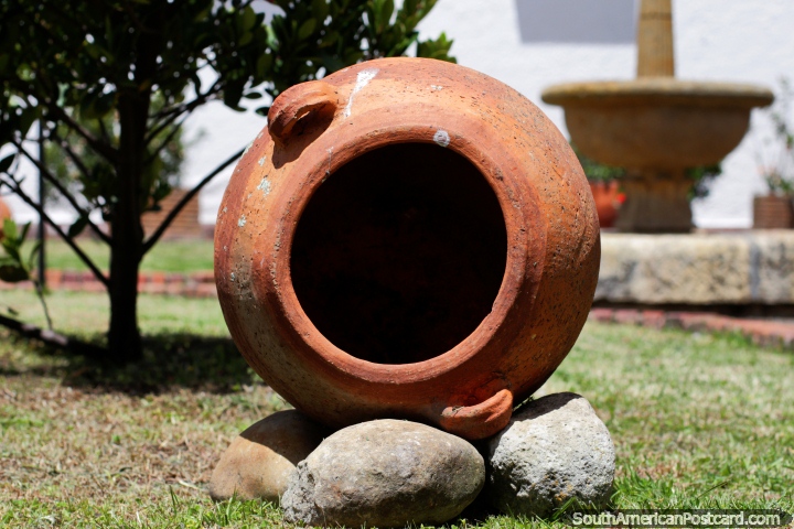 Gran vasija de cerámica de arcilla roja como obra de arte en los terrenos de la iglesia en Guatavita. (720x480px). Colombia, Sudamerica.