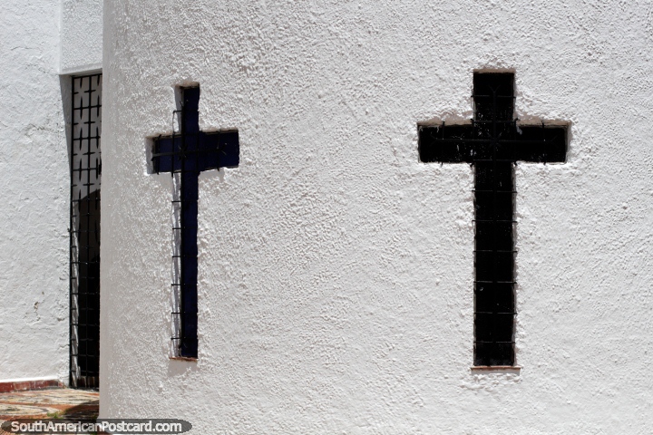 Un par de cruces grandes como ventanas en la iglesia blanca en Guatavita. (720x480px). Colombia, Sudamerica.
