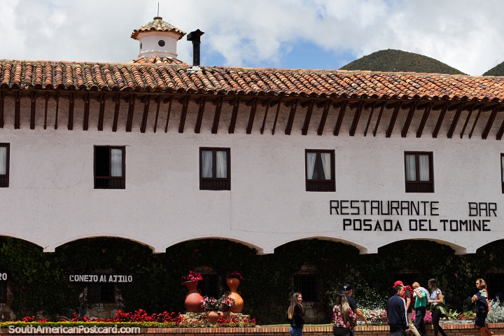 Posada do Tomine, restaurante e barra em Guatavita com jardins coloridos do lado de fora. (720x480px). Colômbia, América do Sul.