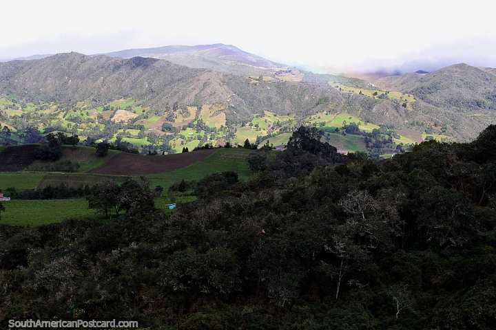 Arco iris sobre el campo y las colinas alrededor de Guatavita, vista desde la laguna sagrada. (720x480px). Colombia, Sudamerica.