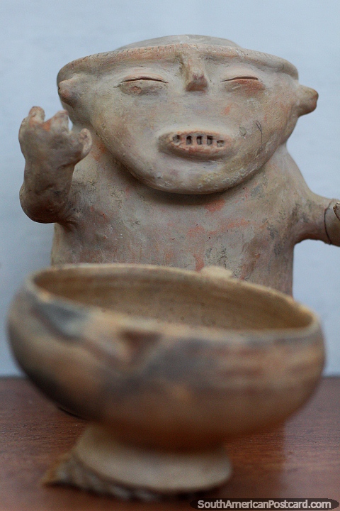 Figura de cerámica en el Museo Indígena en Guatavita. (480x720px). Colombia, Sudamerica.