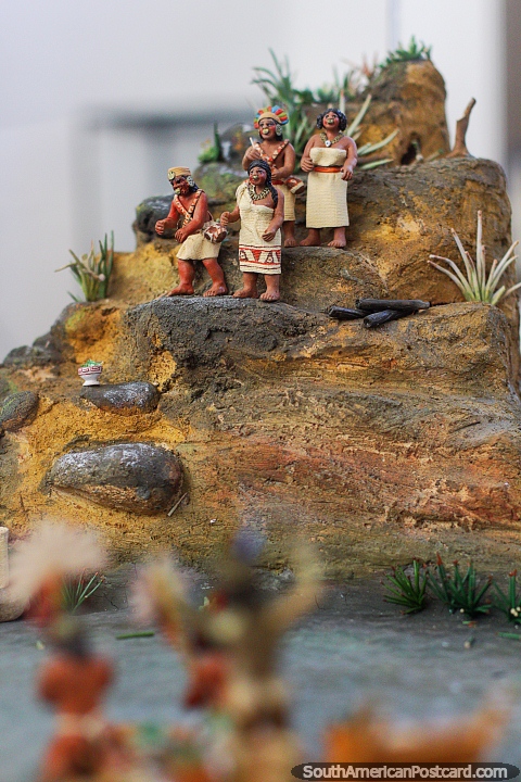 As pessoas Muisca fizeram oferecimentos aos Deuses na lagoa de Guatavita, modelo no museu. (480x720px). Colômbia, América do Sul.