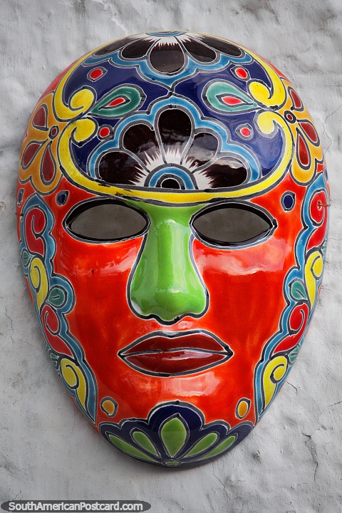Máscara naranja de una serie de máscaras de cerámica fuera de la Plaza de Toros en Guatavita. (480x720px). Colombia, Sudamerica.