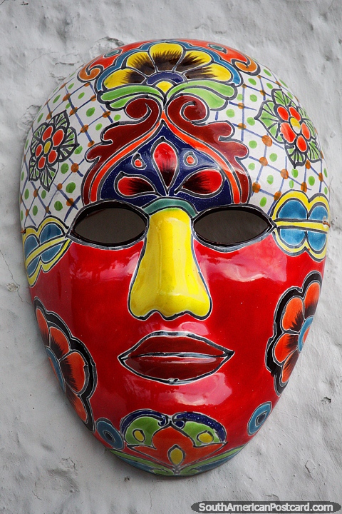 Máscara de cerámica roja con un diseño floral fuera de la Plaza de Toros en Guatavita. (480x720px). Colombia, Sudamerica.