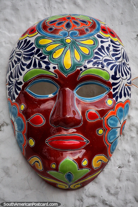 Máscara cerâmica marrom de uma série de máscaras com desenhos diferentes em Guatavita. (480x720px). Colômbia, América do Sul.