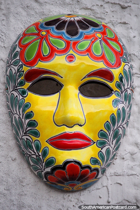 Máscara amarela com sobrancelhas vermelhas e lábios, trabalhos cerâmicos em Guatavita. (480x720px). Colômbia, América do Sul.