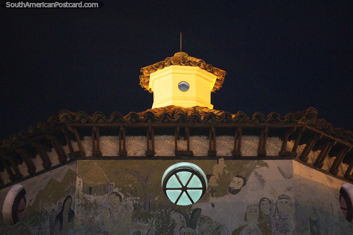 A cúpula de Guatavita incandesce a noite, a parede de primeiro plano tem um desenho religioso. (720x480px). Colômbia, América do Sul.