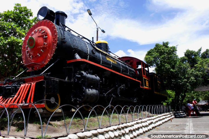 O grande trem preto e vermelho em Girardot treina o parque. (720x480px). Colômbia, América do Sul.
