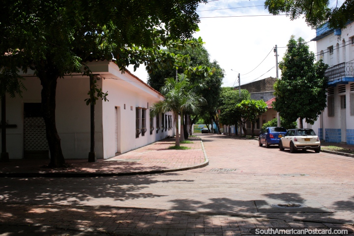 Bonita calle y edificios al lado del parque del tren en Girardot. (720x480px). Colombia, Sudamerica.