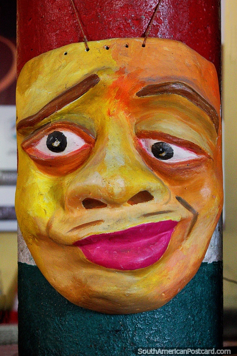 Marioneta en exhibicin en el centro cultural en Girardot, ojos y labios divertidos. (480x720px). Colombia, Sudamerica.
