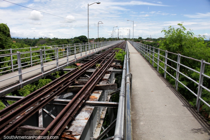 Puente Ferreo abriu-se em 1930 e é 466 metros de longitude, a velha ponte ferroviária em Girardot. (720x480px). Colômbia, América do Sul.