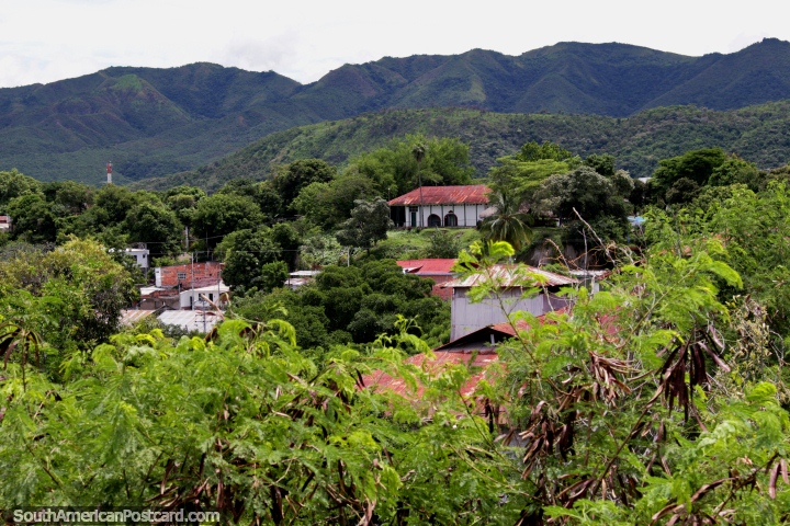 Mato verde e colinas em Girardot, examine da velha ponte ferroviária. (720x480px). Colômbia, América do Sul.