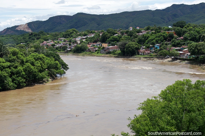 Magdalena River, visão fantástica da velha ponte ferroviária em Girardot. (720x480px). Colômbia, América do Sul.