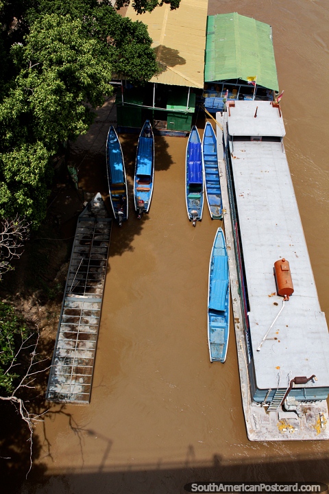 Canoas de río motorizadas bajo el sol en el Río Magdalena en Girardot. (480x720px). Colombia, Sudamerica.