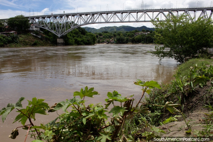 Al lado del Río Magdalena, vista del antiguo puente ferroviario construido en 1925, Girardot. (720x480px). Colombia, Sudamerica.
