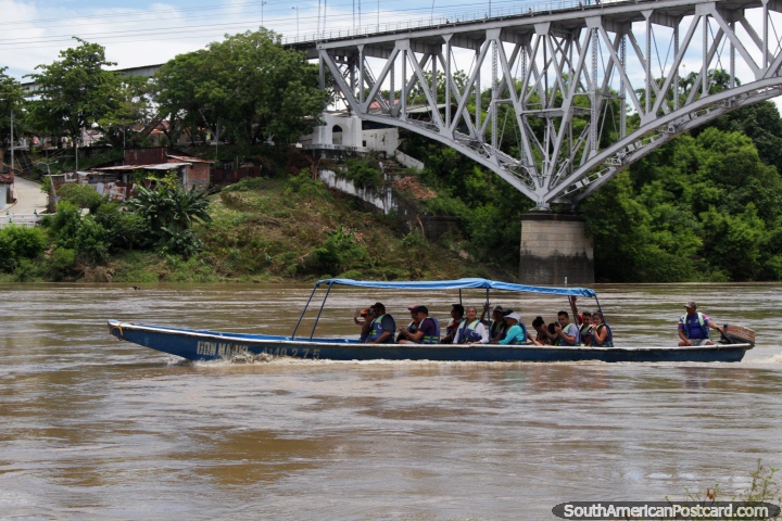 Pessoas cabea fora em uma excurso de rio no Rio de Magdalena em Girardot, parece ao divertimento. (720x480px). Colmbia, Amrica do Sul.