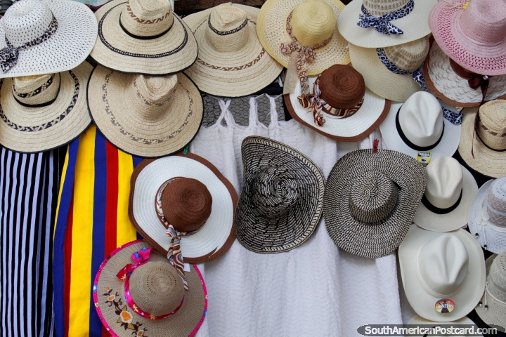Gama de sombreros, mujeres y hombres, disponible en la Plaza de Mercado en Girardot. (720x480px). Colombia, Sudamerica.