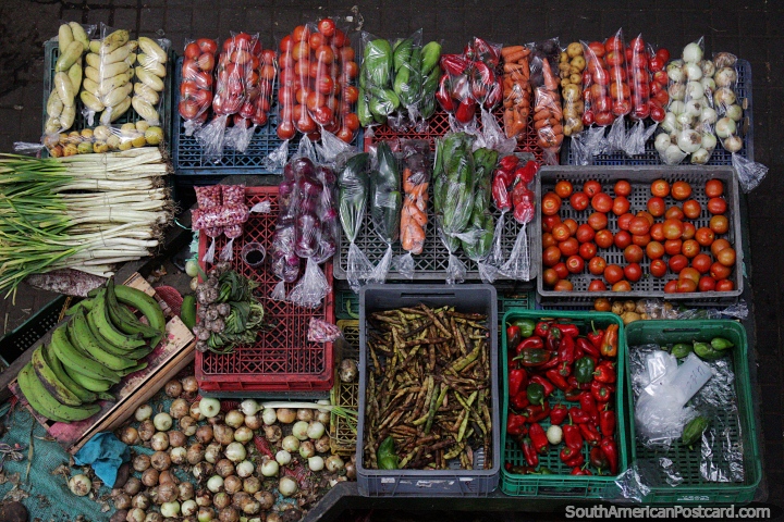 Tomates, zanahorias, cebollas y otras verduras a la venta en Plaza de Mercado en Girardot. (720x480px). Colombia, Sudamerica.
