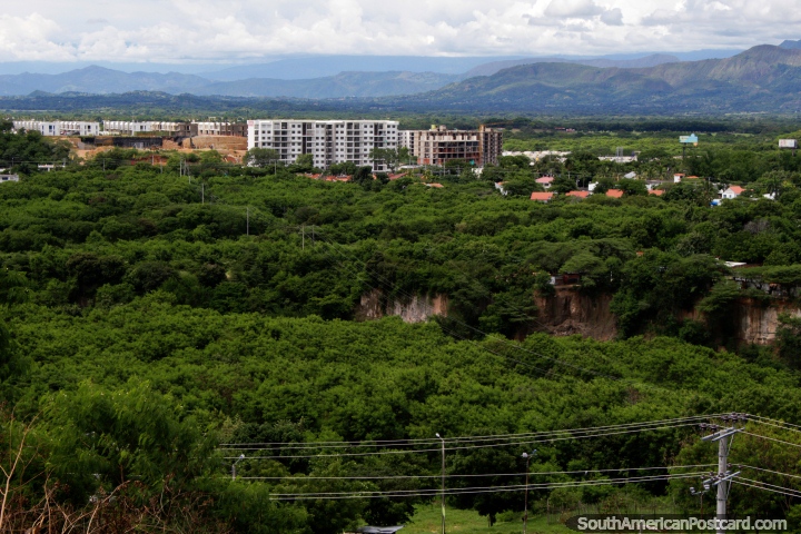 Mato verde e montanhas que rodeiam Girardot, 3 horas 30 minutos ao oeste de Bogot. (720x480px). Colmbia, Amrica do Sul.