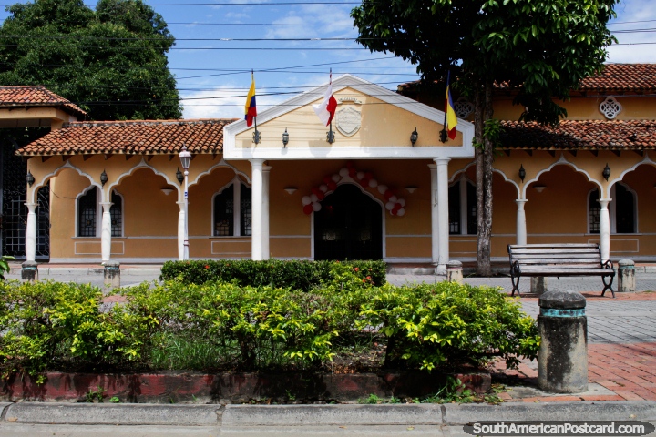 Edificio del gobierno en una calle adoquinada y un parque en Ricaurte cerca de Girardot. (720x480px). Colombia, Sudamerica.