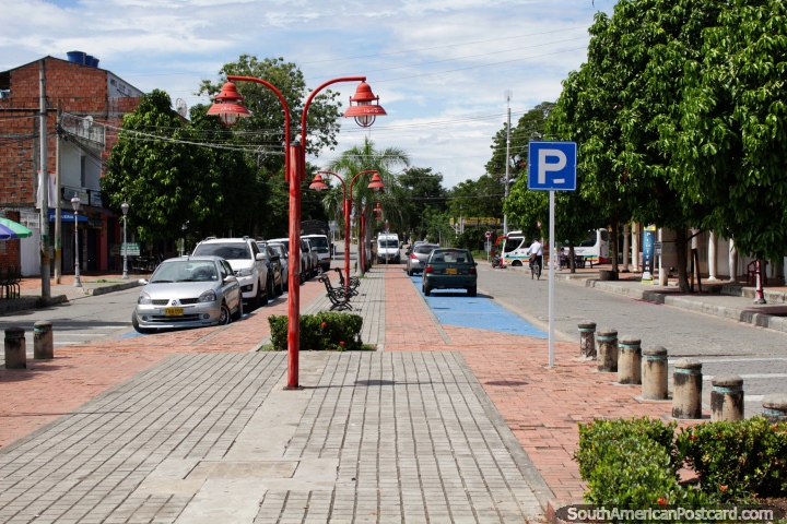 Pequena municipalidade e a cidade de Ricaurte 15 minutos de Giradot, rua principal. (720x480px). Colmbia, Amrica do Sul.