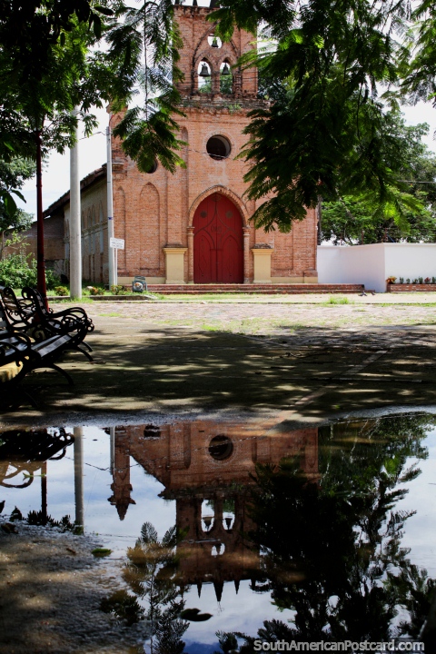 Iglesia de ladrillo rojo en Ricaurte que se refleja en el agua - Iglesia de la Inmaculada Concepcin, Girardot. (480x720px). Colombia, Sudamerica.