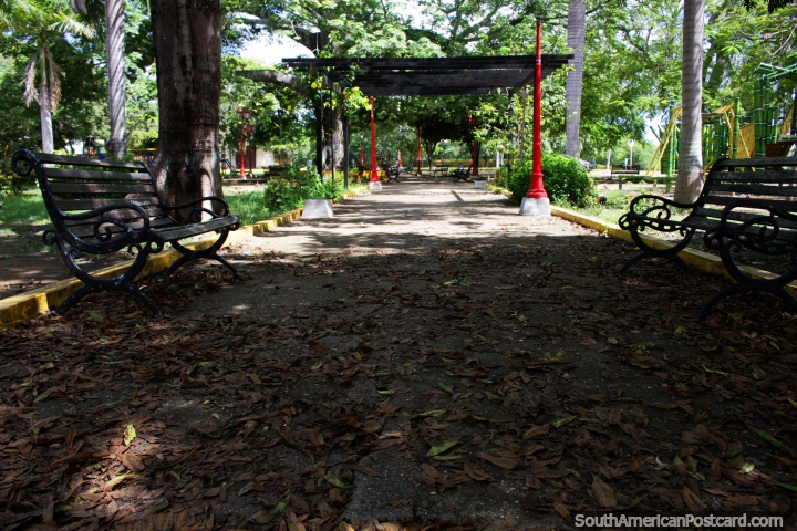 Large park in Ricaurte with lots of shade, seats and with red lighting lamps, near Girardot. (720x480px). Colombia, South America.