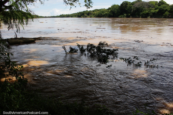 O Rio de Magdalena poderoso, examine da rea de porto em Ricaurte, um lugar perto de Girardot. (720x480px). Colmbia, Amrica do Sul.